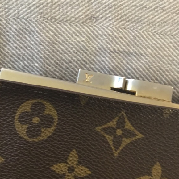 Authentic Louis Vuitton Kiss Lock Compact Wallet - Picture 3 of 6